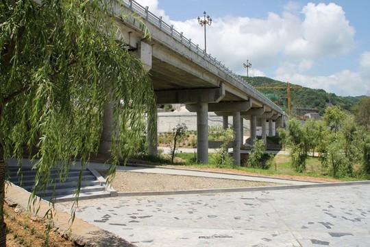 石泉江南河堤橋下