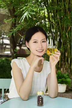 展示西紅花茶的女人