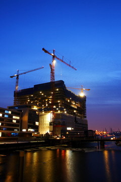 漢堡港城- baustelle Elbphilharmonie在冬天的晚上