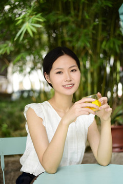女人 手端一杯茶