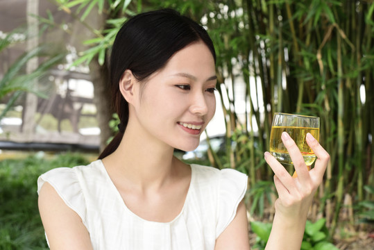 端著一杯花茶的女人