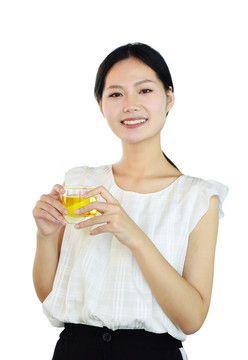端著一杯花茶的女人