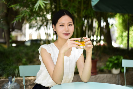 端著一杯花茶的女人