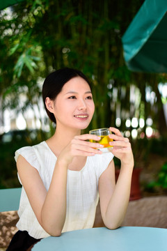 端著一杯花茶的女人