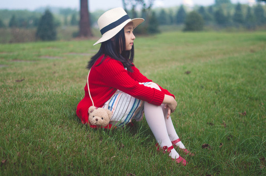 草地上的女孩