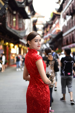 上海豫園的紅旗袍女人