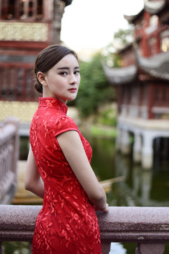 古鎮(zhèn)的旗袍美女