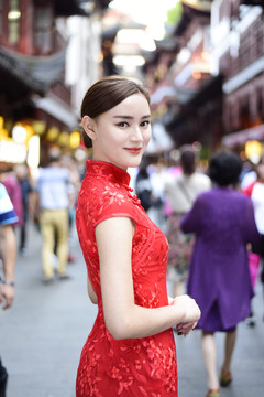 上海豫園老街的旗袍美女