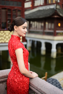 江南古鎮(zhèn)的旗袍美女
