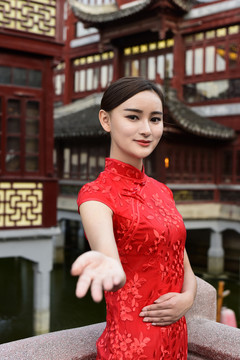 中式美女伸手邀請(qǐng)