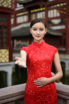 中式美女伸手邀請(qǐng)