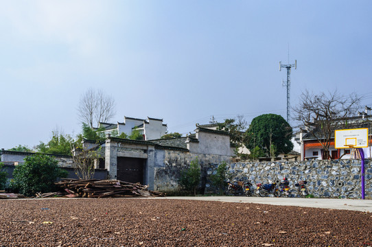 屏山民居和籃球場(chǎng)
