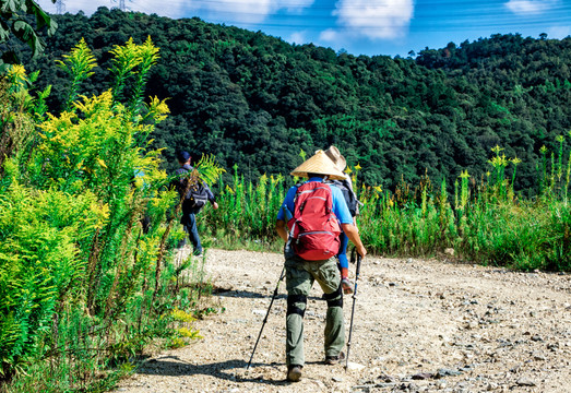 成年人 爬山鍛煉