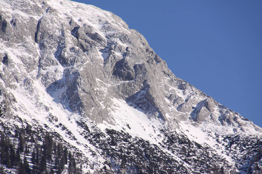 白雪覆蓋的山峰