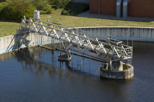 污水廠二沉池中的橋
