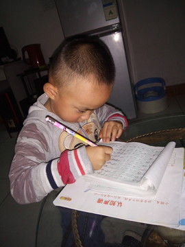 寫作業(yè)的小孩