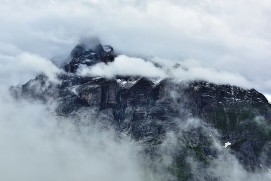 云霧繞山巔