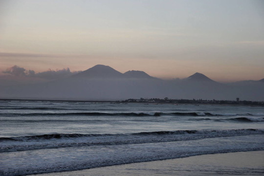 霧中群山