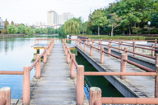 湖邊棧道
