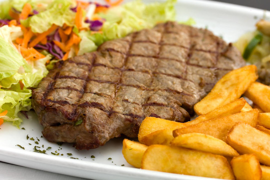 rumpsteak烤牛肉和蔬菜沙拉