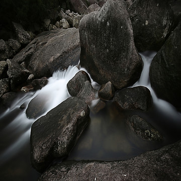山澗巖石
