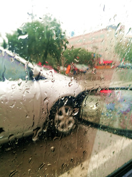 雨中車輛