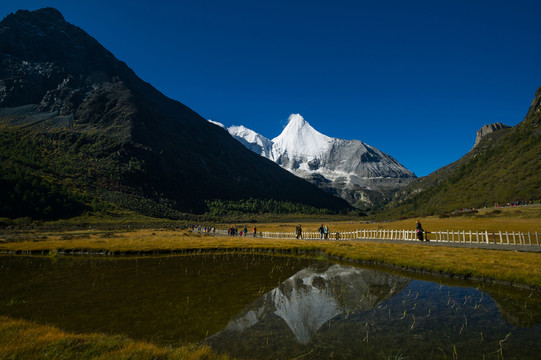 雪山湖泊