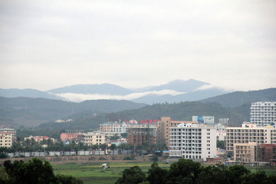 山腳下小城鎮(zhèn)