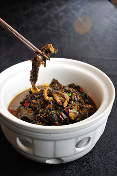 梅干菜煨土泥鰍