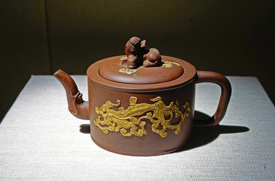 貼塑龍紋獅鈕壺 清代