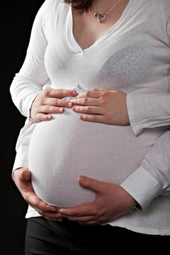 抱著孕婦肚子的手