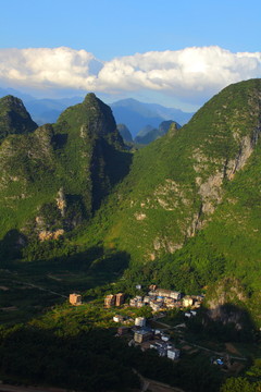 山村奇峰