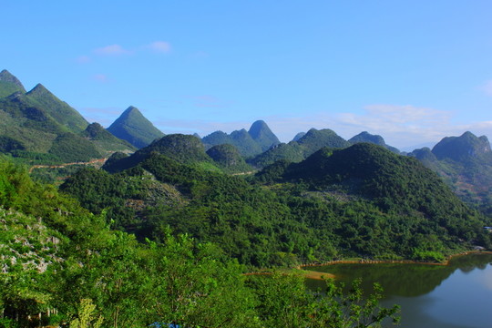 山峰池塘