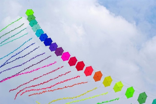 天空中五顏六色的特技風箏