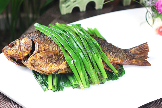 蔥烤鯽魚