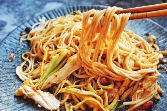 麻辣雞絲涼面