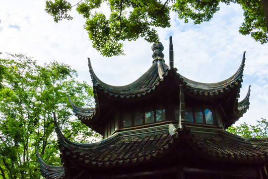 藍天白云下的屋檐