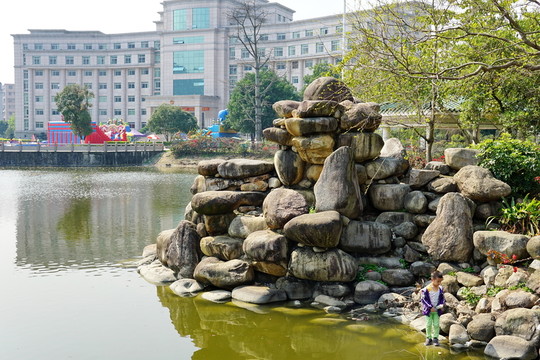 湖邊假山
