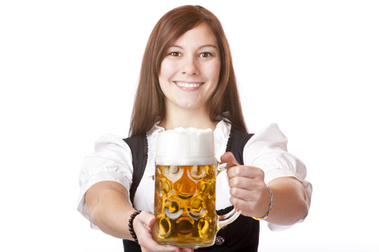 女人拿著啤酒杯