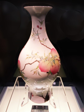 景德鎮(zhèn)窯粉彩蝠桃紋瓶 清雍正