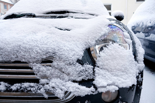積雪覆蓋的汽車前