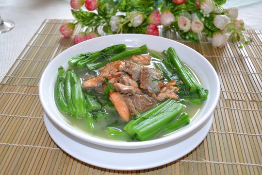 三文魚煮芥菜煲