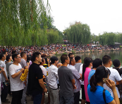 清明上河園的游客