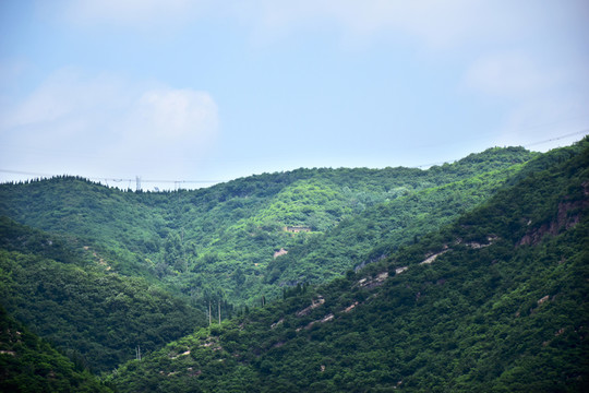 夏日的翠綠山巒風(fēng)景