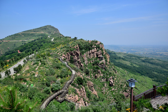 夏日藍天中的山脈
