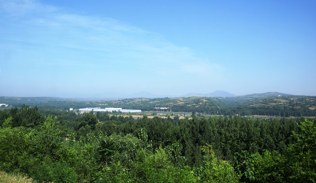 藍(lán)天下的遠(yuǎn)山風(fēng)景攝影