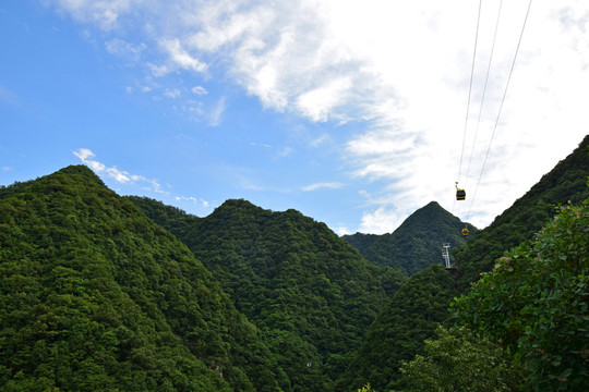 山巒間的索道風(fēng)景