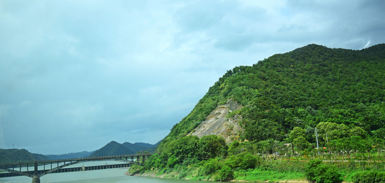 山腳下的河流與橋梁