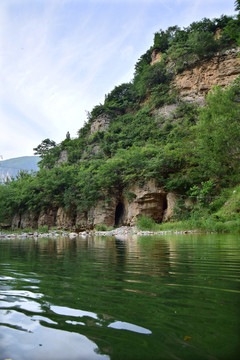 石頭山峰和綠色湖泊