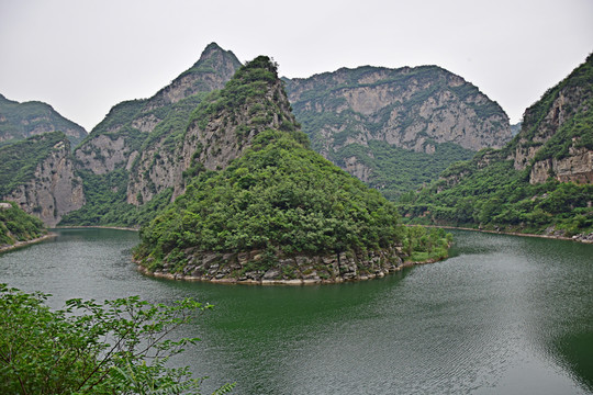 湖水中的山峰